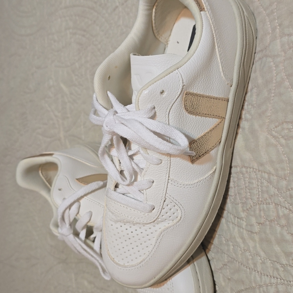 Selling veja shoes with no box